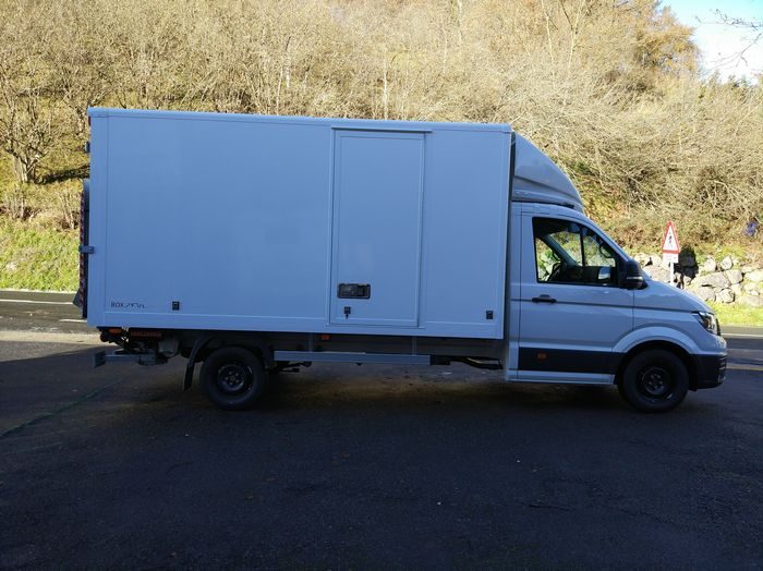 Furgón de carga Volkswagen Crafter con plataforma elevadora Furgón de carga Volkswagen Crafter con plataforma elevadora