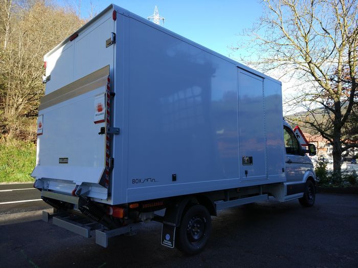 20200419-furgon-volkswagen-crafter-3 Furgón de carga Volkswagen Crafter con plataforma elevadora