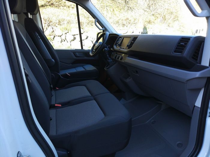 Furgón de carga Volkswagen Crafter con plataforma elevadora Furgón de carga Volkswagen Crafter con plataforma elevadora