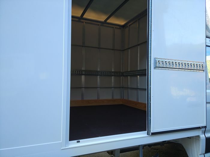 20200419-furgon-volkswagen-crafter-5 Furgón de carga Volkswagen Crafter con plataforma elevadora