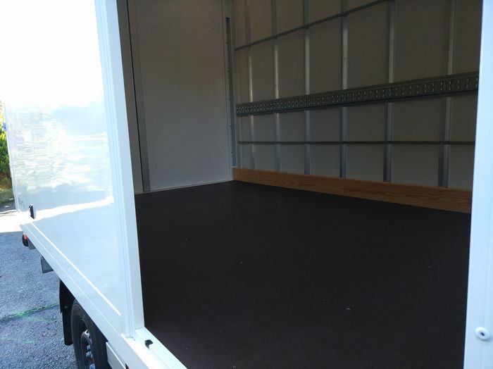 Furgón de carga Volkswagen Crafter con plataforma elevadora Furgón de carga Volkswagen Crafter con plataforma elevadora