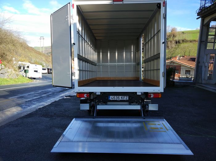 Furgón de carga Volkswagen Crafter con plataforma elevadora Furgón de carga Volkswagen Crafter con plataforma elevadora