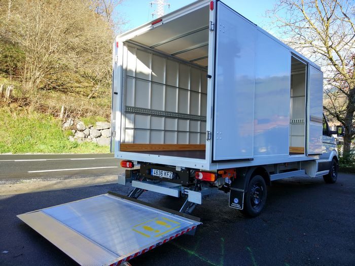 20200419-furgon-volkswagen-crafter-8 Furgón de carga Volkswagen Crafter con plataforma elevadora