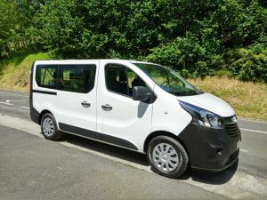 Furgoneta de pasajeros Opel Vivaro en alquiler