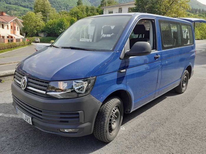 Furgoneta de alquiler Volkswagen Transporter Kombi