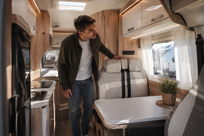 Un hombre inspecciona el interior de una autocaravana